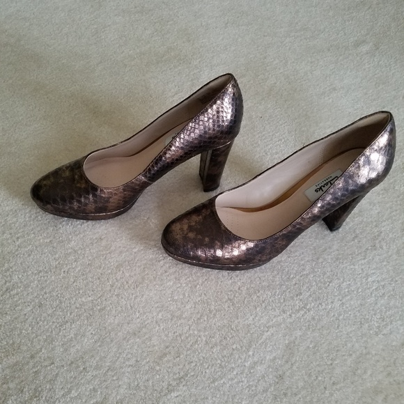 Clarks Narrative Metallic Embossed Comfort Pumps - Picture 3 of 8